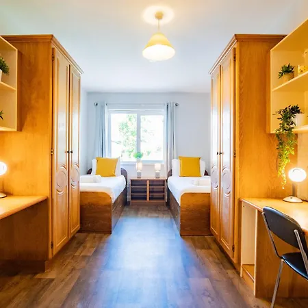 65 - Spacious Three Bed Apartment *